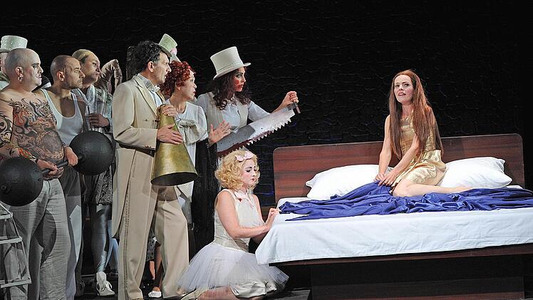 Szene aus der Neuinszenierung von "Dido and Aeneas" am Landestheater CoburgFoto: Andrea Kremper