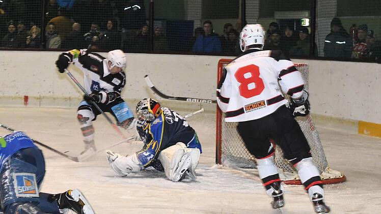 Mit 4:1 gewannen die Kissinger Wölfe (in weiß) das Unterfranken-Derby gegen den ERV Schweinfurt. Foto: Hopf