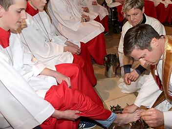 Pfarrer Matthias Steffel bei der Fußwaschung der Oberministranten.  Foto: Mathias Erlwein