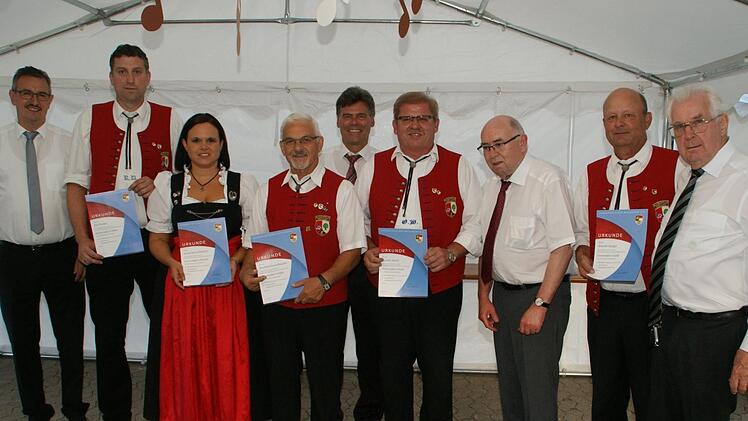 Damit eine Musikkapelle funktioniert, braucht es Vorsitzende, Schriftführer, Kassiere und Dirigenten. Für langjährige Dienste in der Vorstandschaft wurden diese Stützen der Blaskapelle Kirchaich ausgezeichnet.