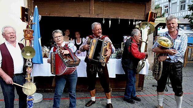 Einheimische und G&auml;ste aus den Partnerst&auml;dten - hier aus Wolfsberg - musizieren beim Altstadtfest regelm&auml;&szlig;ig gemeinsam.  Foto: Richard S&auml;nger (Archiv)