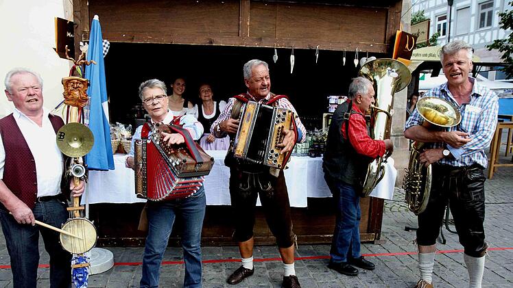Einheimische und Gäste aus den Partnerstädten - hier aus Wolfsberg - musizieren beim Altstadtfest regelmäßig gemeinsam.  Foto: Richard Sänger (Archiv)