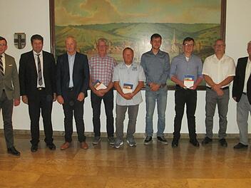 Bürgermeister Armin Warmuth (links) und Feldgeschworenen-Obmann Peter Hart (rechts) vereidigten sieben neue Feldgeschworene aus dem Stadtgebiet Hammelburg (von links.) Stefan Ruppert, Detlef Heim, Karl-Heinz Glück, Josef Janson, Frank Löser, Florian Stein und Andreas Hartung.