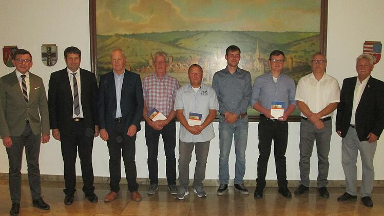 Bürgermeister Armin Warmuth (links) und Feldgeschworenen-Obmann Peter Hart (rechts) vereidigten sieben neue Feldgeschworene aus dem Stadtgebiet Hammelburg (von links.) Stefan Ruppert, Detlef Heim, Karl-Heinz Glück, Josef Janson, Frank Löser, Florian Stein und Andreas Hartung.