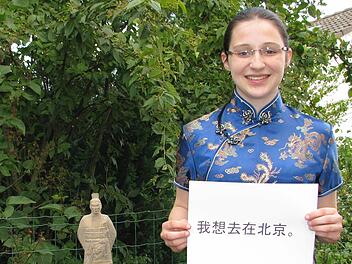 "Ich will nach Peking", hat Jasmin Schmitt auf ihr Blatt geschrieben. Die Chancen für die 15-jährige Ebelsbacherin, die bereits einmal mehrere Wochen in Chinas Hauptstadt weilte, sind jedenfalls gestiegen. Jasmin hat erfolgreich die erste Runde beim "Bundeswettbewerb Fremdsprachen" (BWFS), dem "Ostasienwettbewerb/Chinesisch", gemeistert. Mitte September findet in Wolfsburg die zweite Runde statt. Foto: Ralf Naumann
