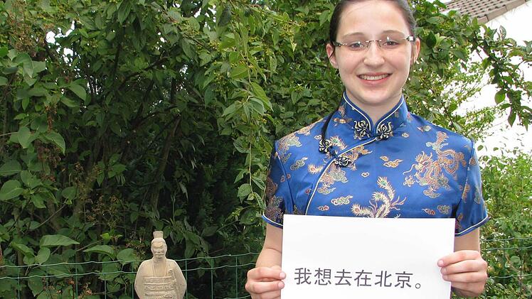 "Ich will nach Peking", hat Jasmin Schmitt auf ihr Blatt geschrieben. Die Chancen für die 15-jährige Ebelsbacherin, die bereits einmal mehrere Wochen in Chinas Hauptstadt weilte, sind jedenfalls gestiegen. Jasmin hat erfolgreich die erste Runde beim "Bundeswettbewerb Fremdsprachen" (BWFS), dem "Ostasienwettbewerb/Chinesisch", gemeistert. Mitte September findet in Wolfsburg die zweite Runde statt. Foto: Ralf Naumann