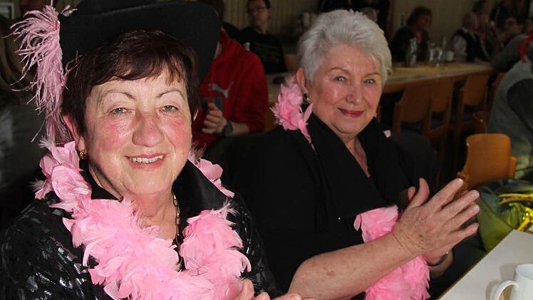 Ingrid Ellner (66) und Marianne Greiner (70) amüsierten sich bestens beim Seniorenfasching. Dass beide rosa Flederboas trugen, war übrigens Zufall.