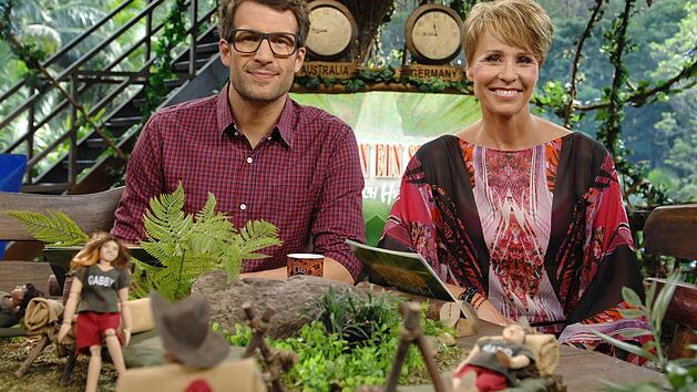 Die Moderatoren Sonja Zietlow und Daniel Hartwich verfolgen das Treiben der einzelnen Kandidaten und berichten t&auml;glich live aus dem australischen Busch. Foto: Stefan Menne/RTL