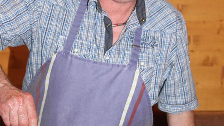 "Krumba" ist, wenn die Bratwurst sechs Zipfel hat: Dietmar Hensel ist Experte für die Zubereitung dieser besonderen Spezialität.