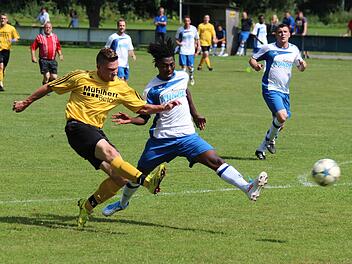 TSV K&uuml;ps - SV Fischbach: Andre Paura (links) kommt gegen den Fischbacher Samkung Manjang zum Torschuss.  Foto: Rainer Glissnik
