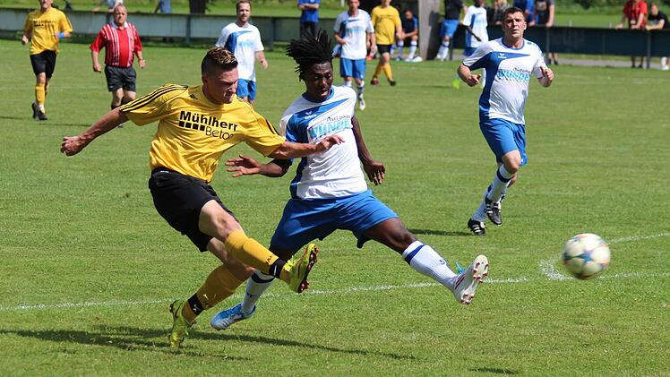 TSV K&uuml;ps - SV Fischbach: Andre Paura (links) kommt gegen den Fischbacher Samkung Manjang zum Torschuss.  Foto: Rainer Glissnik