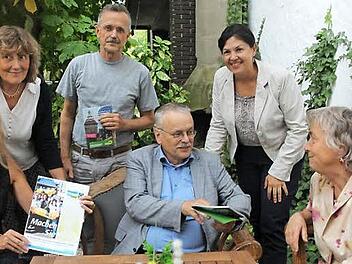 Sie wollen ihren Beitrag zur Bekämpfung von Flüchtlingsursachen leisten (von links): Odette Eisengräber-Sarter, Elisabeth Hoffmann (Bund Naturschutz), Kreisrat Matthias Rudolph, MdB Uwe Kekeritz, Zweite Bürgermeisterin Angela Hofmann und Kreisrätin Edith Memmel.  Foto: Veronika Schadeck