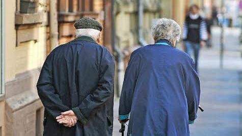 &Auml;ltere Ehepaare, Damen, die ihren Mann verloren haben und alleine leben - die Klienten von Sozialberaterin Gabriele Morath sind ganz verschieden. Eines eint sie: Die Rente reicht nicht. Foto: epd/Archiv