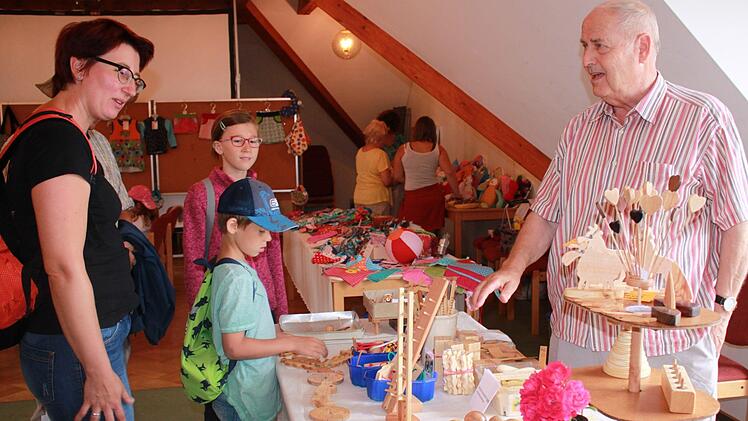 Willkommene Abweschlung zum Trubel bietet der Künstlermarkt.Foto: Katharina Becht.