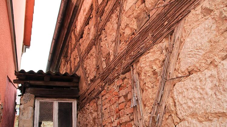 In der Giebelwand des Hauses verbirgt sich noch ein Fachwerk, die Frontseite ist aus Sandstein.  Foto: Andreas Dorsch