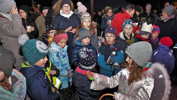 Engelchen verteilten Süßigkeiten an die vielen Kinder.Evi Seeger