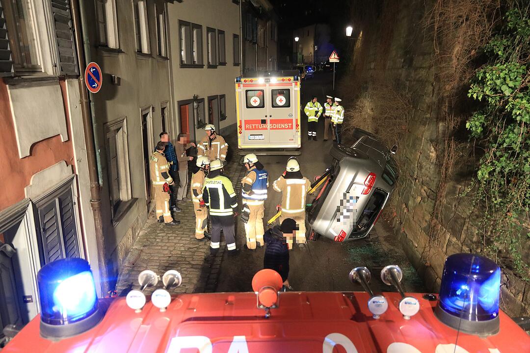 Auto landet nach Unfall in Bamberg auf der Seite