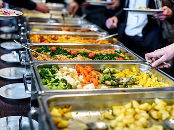 Ein junger Mann hat in Herzogenaurach in die Aula der Mittelschule uriniert - und dabei beinahe ein Buffet für eine Veranstaltung getroffen.  Symbolbild: Pixabay