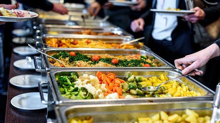Ein junger Mann hat in Herzogenaurach in die Aula der Mittelschule uriniert - und dabei beinahe ein Buffet für eine Veranstaltung getroffen.  Symbolbild: Pixabay