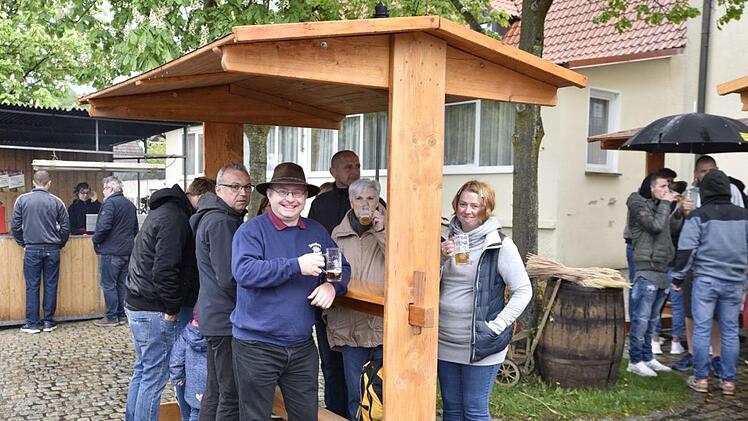 Auch der zeitweise Regen konnte die gute Stimmung der Gäste nicht trüben.