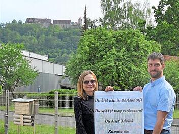 Maximilian Rühl und Ingrid Langenstein hoffen, dass viele Cortendorfer der Einladung zur Ideensammlung folgen.  Foto: Gabi Arnold