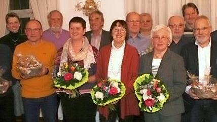 In diesem Jahr wurde die Leistung von elf ehrenamtlich engagierten Bürgern gewürdigt: von links Klaus Assmann, Dritte Bürgermeisterin Nina Klett, Udo Bießenecker, Lothar Weißpfennig, Hedda Hanft, Zweiter Bürgermeister Ernst-Wilhelm Geiling, Maritta Rose, Helmut Brachmann, Mattias Schwarz, Helga Augustin, Werner Renner, Thomas Dötsch, Gerhard Geflitter und Bürgermeister Tobias Ehrlicher. Foto: Martin Rebhan