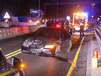 Unfall auf M&uuml;nchner Ring in Bamberg: Autofahrer (24) prallt gegen Betonschutzwand