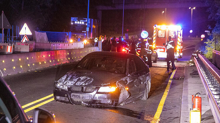 Unfall auf M&uuml;nchner Ring in Bamberg: Autofahrer (24) prallt gegen Betonschutzwand