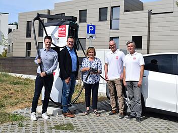 Estenfeld: Neue Schnellladestation für E-Autos installiert - gegenüber eines tegut-Marktes Estenfeld: Neue Schnellladestation für E-Autos installiert - gegenüber eines tegut-Marktes