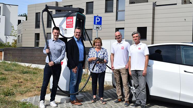 Estenfeld: Neue Schnellladestation f&uuml;r E-Autos installiert - gegen&uuml;ber eines tegut-Marktes