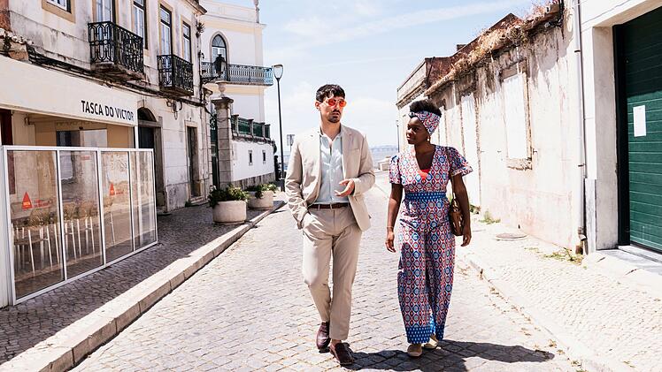 Während seine Kollegen im Fall der ermordeten Polizistin Teresa ermitteln, erhält Miguel Duarte (Anton Weil) den Auftrag, der aus Angola stammenden Journalistin Flores Yola (Nuna) Personenschutz zu geben.