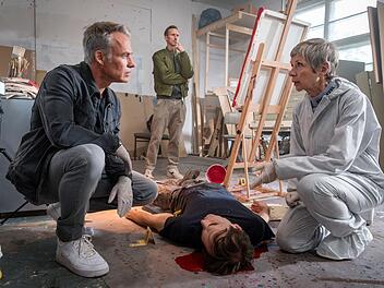 In der SOKO-Folge "Die Überwältigung" liegt der Künstler Maik Wuttke (Jonas Fürstenau) tot in seinem Atelier. Hatte seine neue Auftragsarbeit damit zu tun? Kriminaloberkommissar Jan Maybach (Marco Girnth, links), Kommissar Moritz Brenner (Johannes Hendrik Langer) und Dr. Sabine Rossi (Anna Stieblich) rätseln über den Fall.