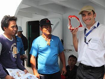 Manchmal bekommt Pfarrer Christian Schmidt von den Seeleuten ein Dankeschön für seine Betreuung -  wie diieses messerscharfe Haifisch-Gebiss.  Fotos: es