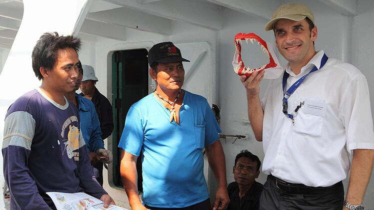 Manchmal bekommt Pfarrer Christian Schmidt von den Seeleuten ein Dankeschön für seine Betreuung -  wie diieses messerscharfe Haifisch-Gebiss.  Fotos: es