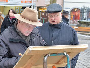 Sind Sie dafür, dass die Jugendherberge Wolfsschlucht ab sofort ununterbrochen von Kindern und Jugendlichen weitergenutzt wird? So lautet die Frage, unter die Heinz Töppner (links) seine Unterschrift setzt. Neben ihm steht Initiator Norbert Tscherner. Fotos: Ronald Rinklef