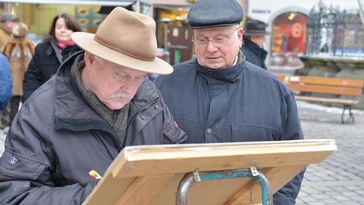 Sind Sie dafür, dass die Jugendherberge Wolfsschlucht ab sofort ununterbrochen von Kindern und Jugendlichen weitergenutzt wird? So lautet die Frage, unter die Heinz Töppner (links) seine Unterschrift setzt. Neben ihm steht Initiator Norbert Tscherner. Fotos: Ronald Rinklef