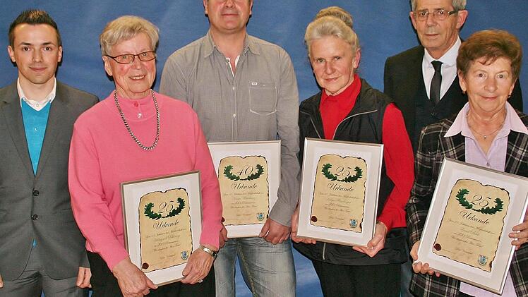Tobias Vogel (links) gratulierte (v.l.) Hildegard Bühring, Mario Kleinhenz, Helga Renninger, Egon Göbel und Erna Beck. Fotos: Vogel
