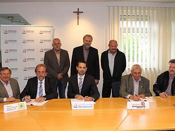 Die Vertragspartner bei der Unterschrift Foto: fra-press