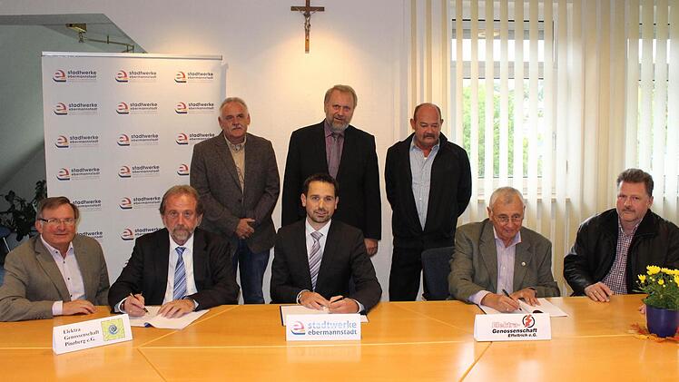 Die Vertragspartner bei der Unterschrift Foto: fra-press