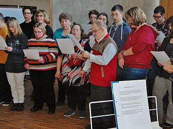 Fröhliche Premiere: Die Sänger des Gute-Laune-Singtreffs hatten beim Lebenshilfe-Neujahrsempfang mit ihrem Kissingen-Lied den ersten öffentlichen Auftritt. Foto: Sigismund von Dobschütz