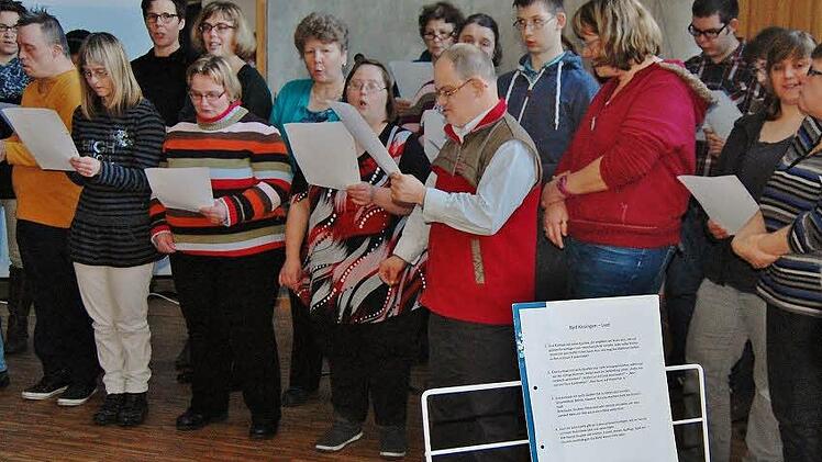 Fröhliche Premiere: Die Sänger des Gute-Laune-Singtreffs hatten beim Lebenshilfe-Neujahrsempfang mit ihrem Kissingen-Lied den ersten öffentlichen Auftritt. Foto: Sigismund von Dobschütz
