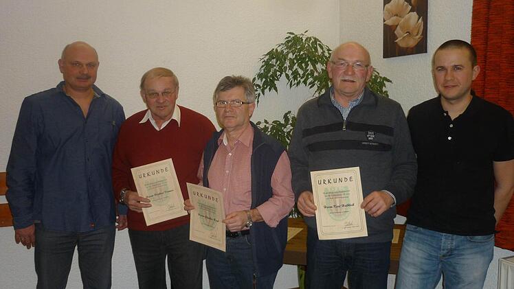 Vorsitzender Stefan Zülch (von links) ehrte Herbert Diemer, Günther Beck, Kurt Halbleib und stellvertretendem Vorsitzenden Sebastian Kober. Foto: Günther Straub