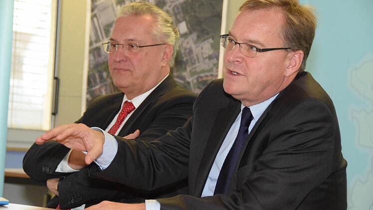 Bayerns Innenminister Joachim Herrmann (links) und OB Andreas Starke informierten am Freitag Medienvertreter auch über die Entscheidung der Bundespolizei, ein Ausbildungszentrum in Bamberg zu schaffen.Foto: Ronald Rinklef