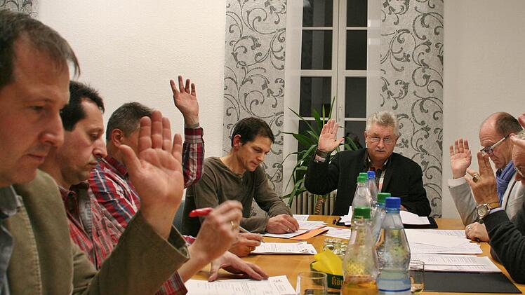 Alle Beschlüsse einstimmig gefasst: das Gremium der Verwaltungsgemeinschaft mit Vorsitzendem Bürgermeister Peter Hart Foto: Wener Vogel