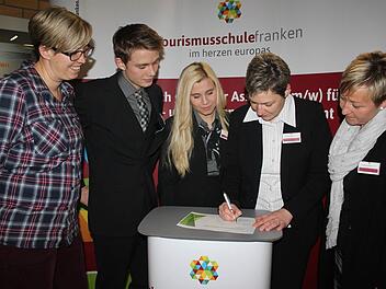 Sie nutzten die Gelegenheit, um sich kennenzulernen (von links): Klassenleiterin Marina Rexin, die Schüler Jonas Thiede und Nalan Özcirit sowie Sonja Bauer und Winnie Hannusch vom Partnerbetrieb "Hanns-Seidl-Stiftung". Foto: Veronika Schadeck