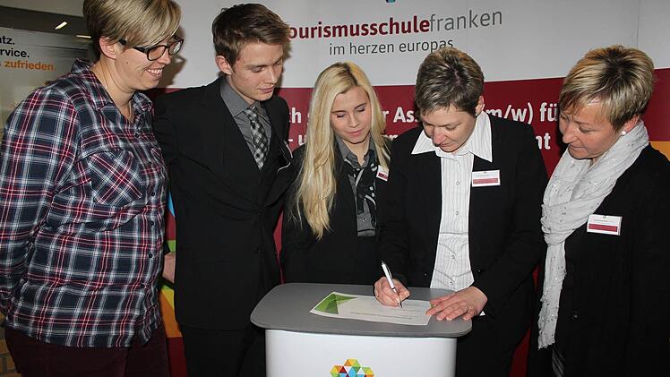 Sie nutzten die Gelegenheit, um sich kennenzulernen (von links): Klassenleiterin Marina Rexin, die Schüler Jonas Thiede und Nalan Özcirit sowie Sonja Bauer und Winnie Hannusch vom Partnerbetrieb "Hanns-Seidl-Stiftung". Foto: Veronika Schadeck