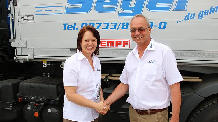 Für 25-jährige Tätigkeit bei der Firma Seger Transporte wurde Joachim Seger (rechts) von Christine Seger geehrt.  Foto: Dieter Britz