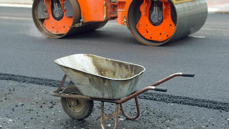 Die umstrittenen Stra&szlig;enausbaubeitr&auml;ge, die in vielen St&auml;dten und Gemeinden zwischen B&uuml;rgermeistern und Haus- und Grundeigent&uuml;mern m&auml;chtig f&uuml;r &Auml;rger sorgen, werden in Bayern sehr wahrscheinlich schon Anfang kommenden Jahres abgeschafft.