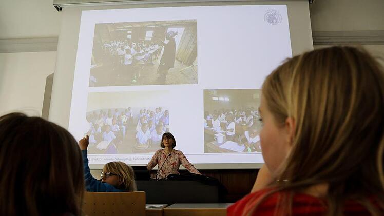 Wie ist das Schülerleben im Kongo? Das erforschten die Kinder-Uni-Studierenden am Samstag in Bamberg. Foto: Barbara Herbst