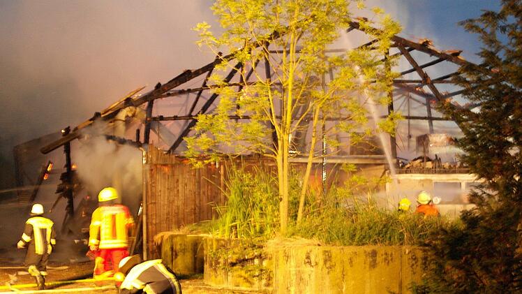 Rund 120 Feuerwehrleute aus dem Landkreis bekämpften am Abend einen Scheunenbrand in Hegnabrunn.  Foto: Peter Müller